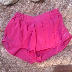 sonic pink Lululemon hotty hot shorts. 2.5 regular size 6💗💗💗